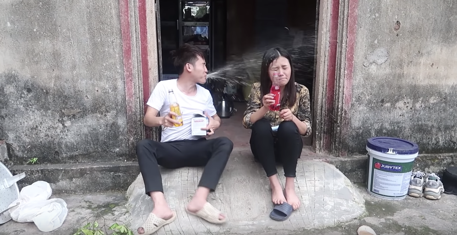 Tap tanh theo chan me, con gai ba Tan Vlog an “mua gach” sieu to khong lo-Hinh-4