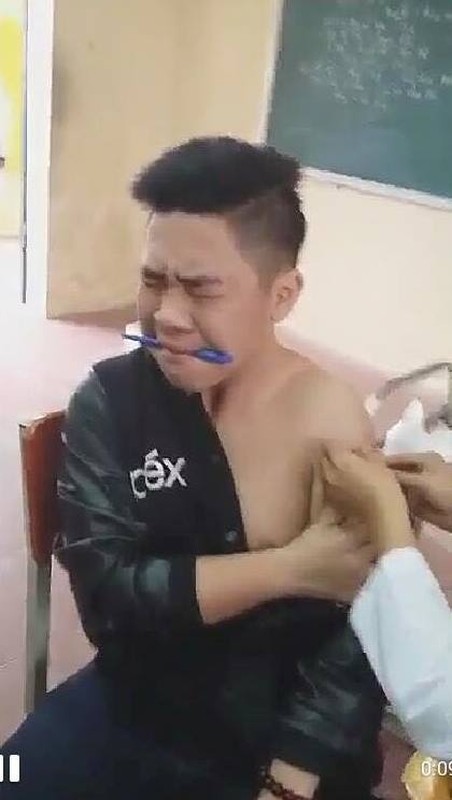 Dan tinh cuoi met nghi truoc loat bieu cam cuc kho do khi di tiem-Hinh-6