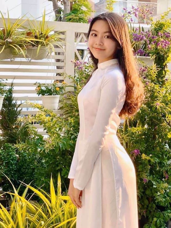 Dien ao dai trang be gai gay sot mang, danh tinh hoa ra cung khong vua-Hinh-3