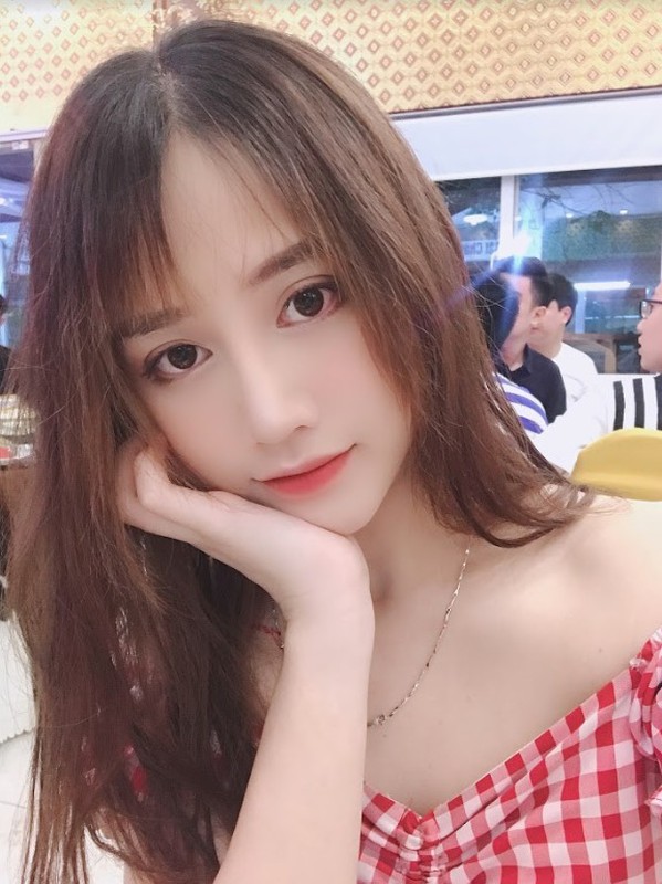 Dan nu streamer Viet dep chang kem Celeb khien fan “lui tim