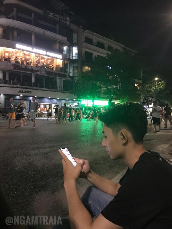 Chi ngoi bam dien thoai, hot boy 2K1 bong noi tieng nhu con