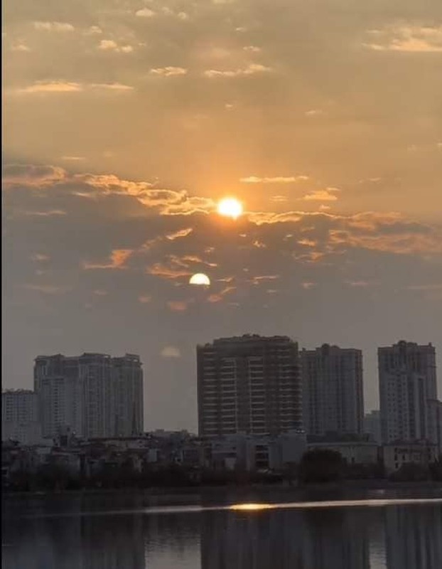 Ky la 2 mat troi xuat hien tren bau troi Ha Noi