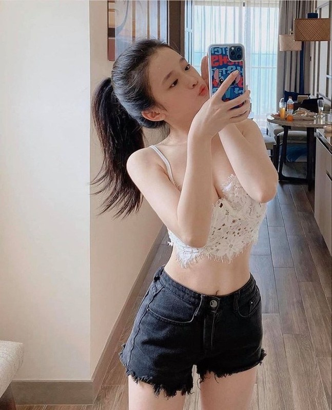 Hot girl Linh Ka dien vay sieu ngan, netizen dui mat tuong nhin nham-Hinh-11