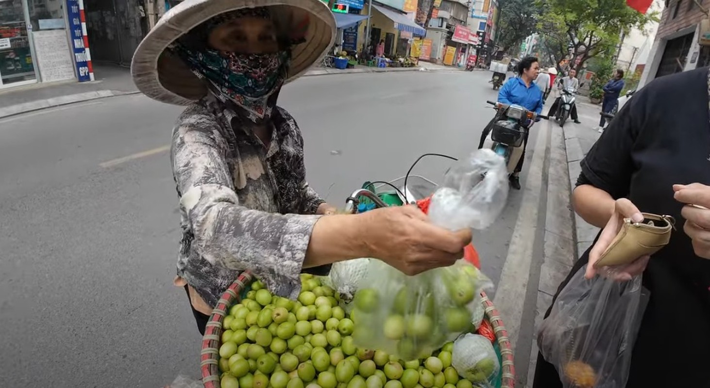 Khach tay “choang vang” vi 3 cai banh ran gia 100.000 dong-Hinh-10