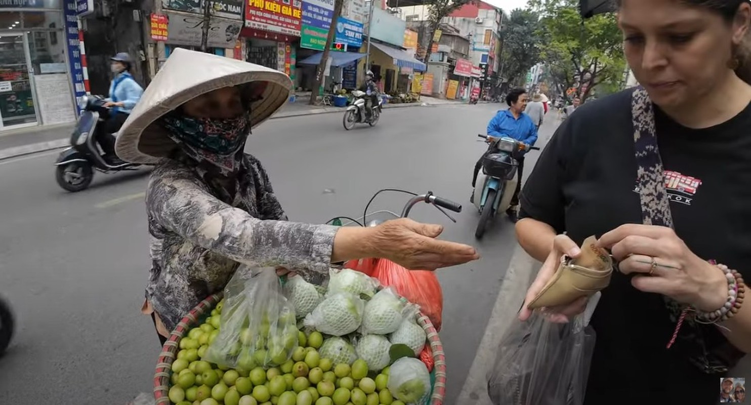 Khach tay “choang vang” vi 3 cai banh ran gia 100.000 dong-Hinh-7