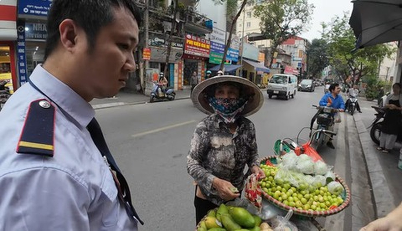 Khach tay “choang vang” vi 3 cai banh ran gia 100.000 dong-Hinh-8