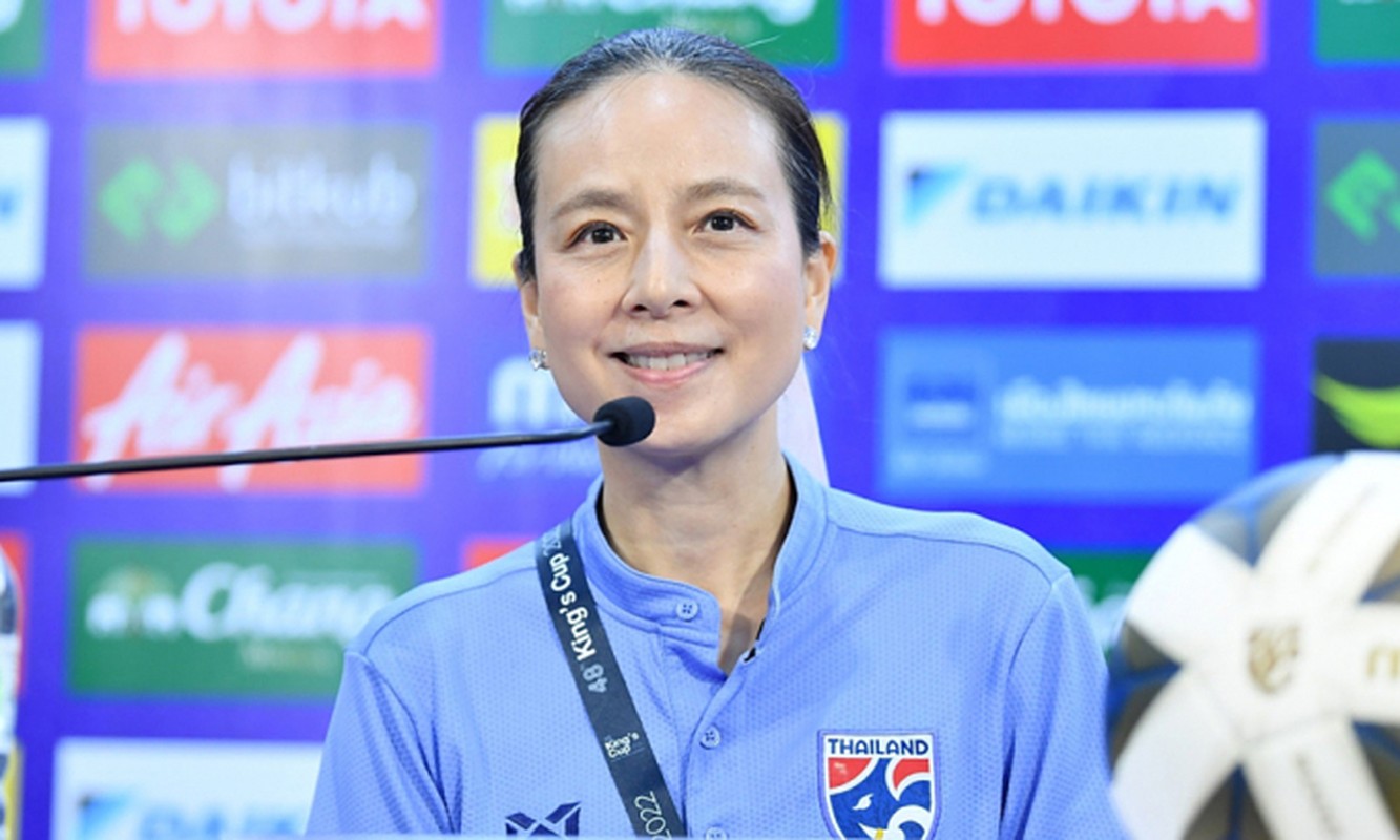 View - 	Nhan sắc nữ Chủ tịch bóng đá Thái Lan sánh vai bên Lisa Blackpink