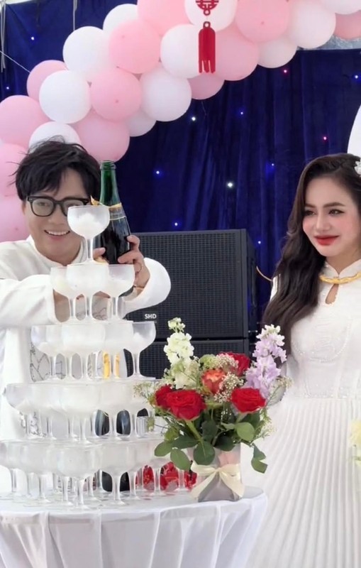 View - 	Phạm Thoại xác nhận đám cưới giả netizen bày tỏ phẫn nộ 