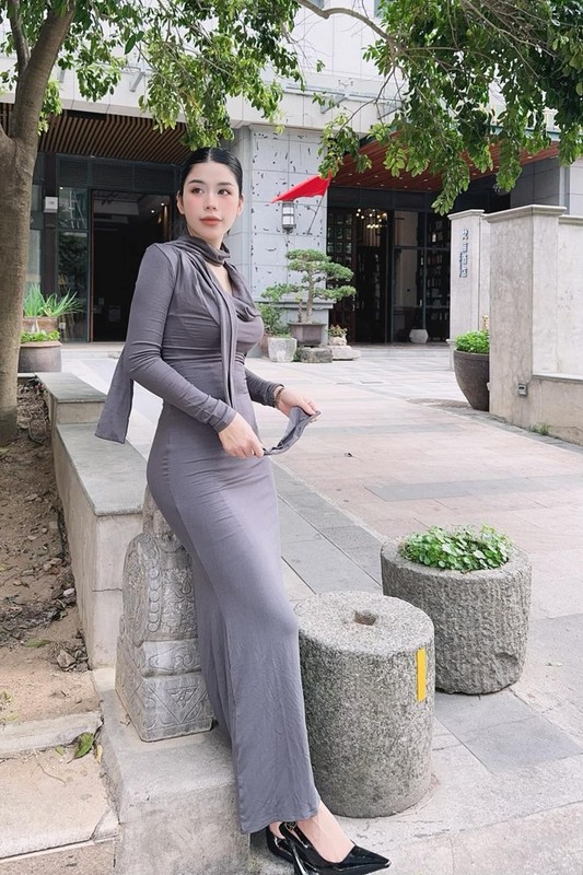 View - 	Diện váy bó sát mẹ Việt náo loạn phố Trung với body cực cháy