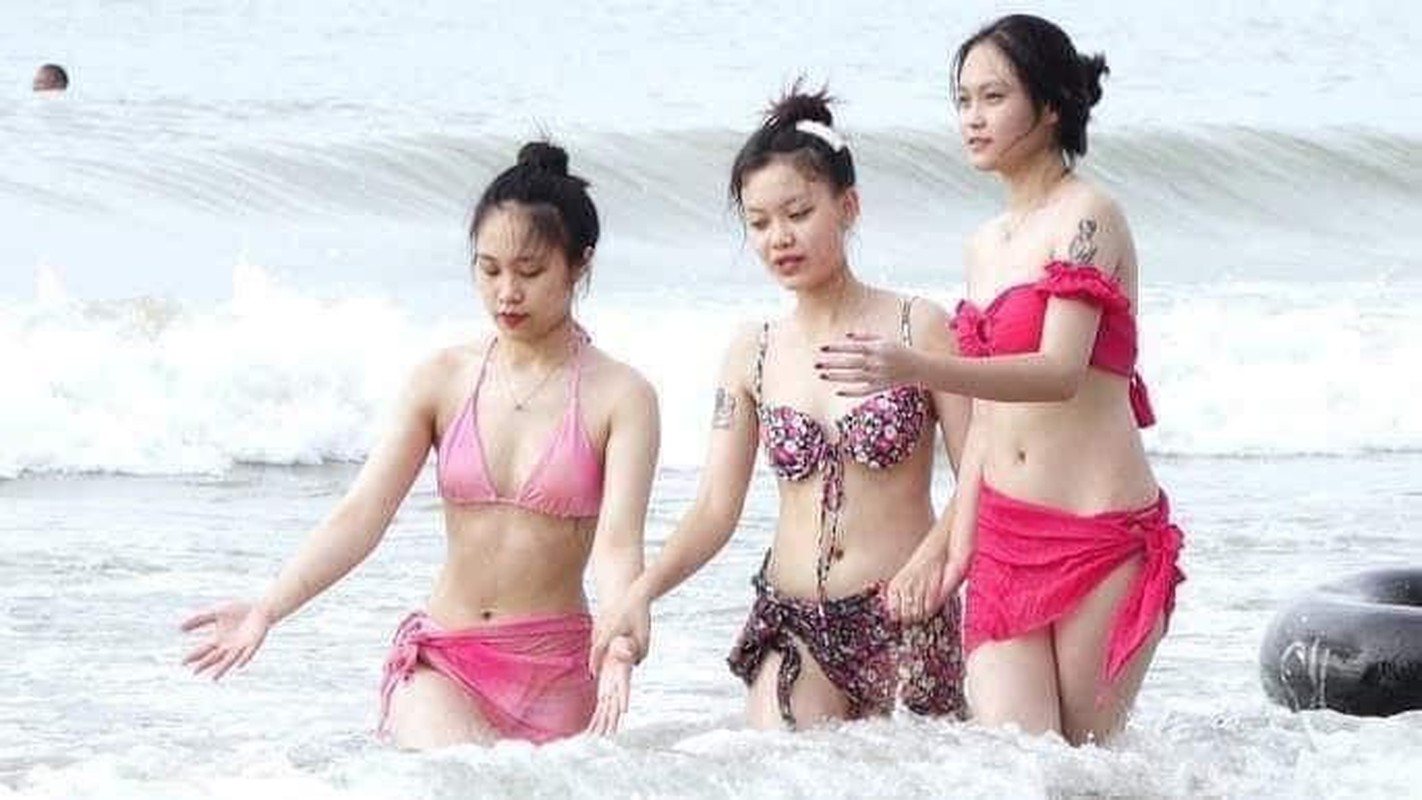 Gai xinh dien bikini di bien dip le khien anh em ngan ngo-Hinh-5