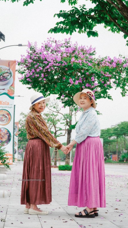 Bat trend chup hoa bang lang, 2 cu ba tao dang nhu thieu nu-Hinh-2