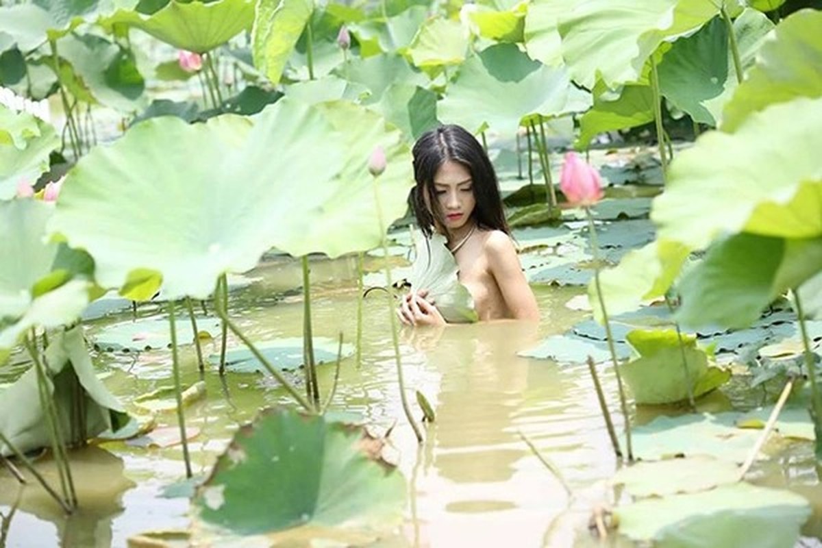 “Thieu nu chan vit” dien bikini nho xiu chup sen khien netizen do mat-Hinh-9