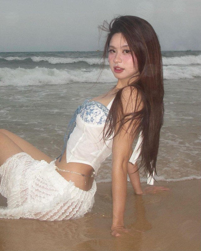 Hot girl tap hoa chang can bikini van cuc chay ben ho boi-Hinh-4