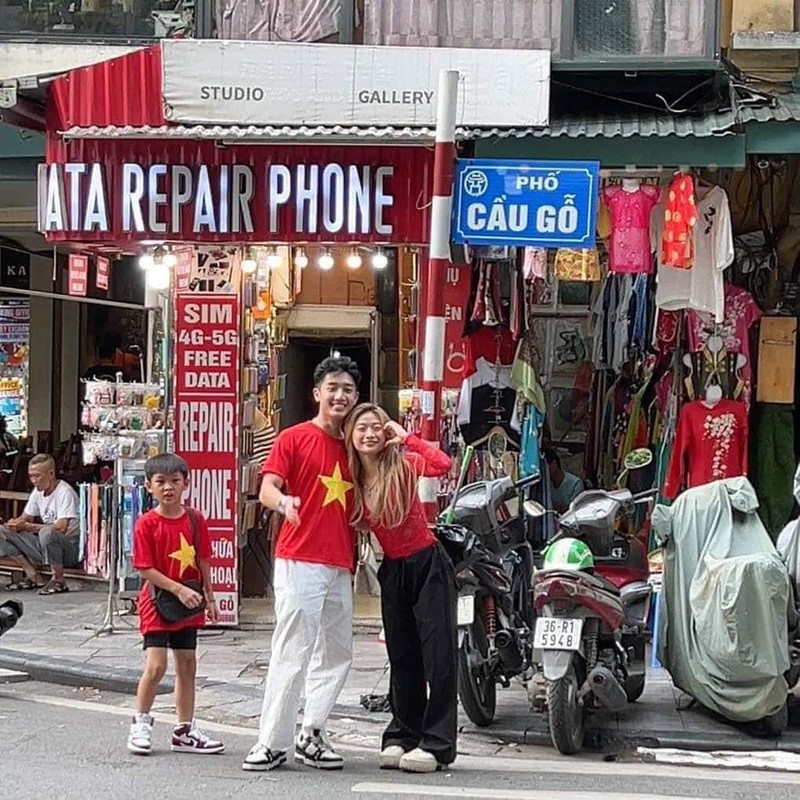View - 	Louis Phạm dạo phố tại Hà Nội với người yêu giữa ồn ào