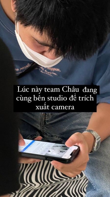 Chau Bui phat hoang khi bi dat camera quay len trong phong thay do-Hinh-7