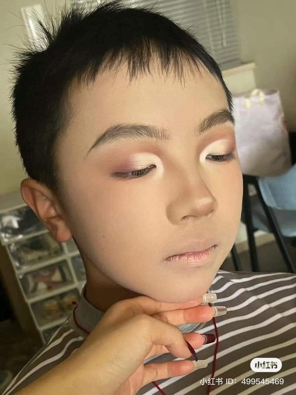 Moi tap makeup ma thieu mau, chi gai loi em trai ra thuc hanh-Hinh-2