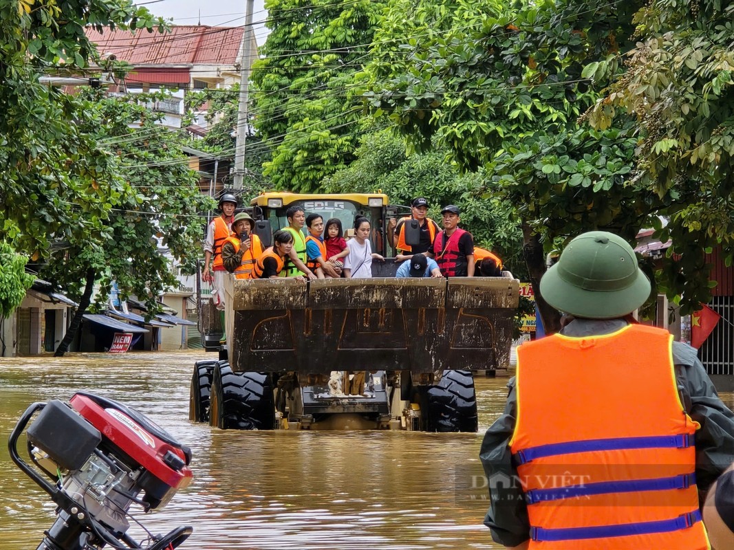 View - 	Cứu hộ nhiều em nhỏ ra khỏi vùng nguy hiểm ở Yên Bái