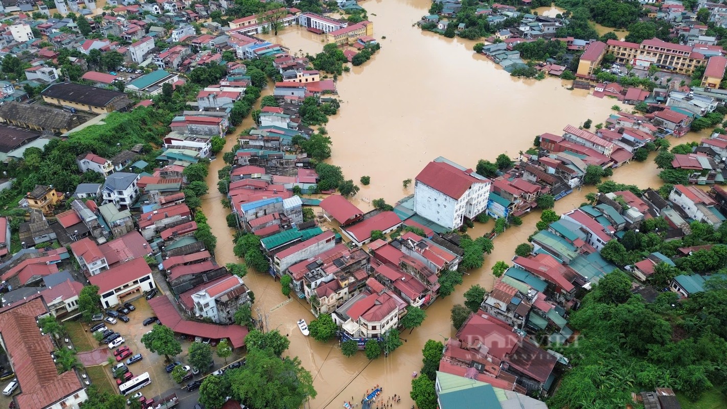 View - 	Cứu hộ nhiều em nhỏ ra khỏi vùng nguy hiểm ở Yên Bái