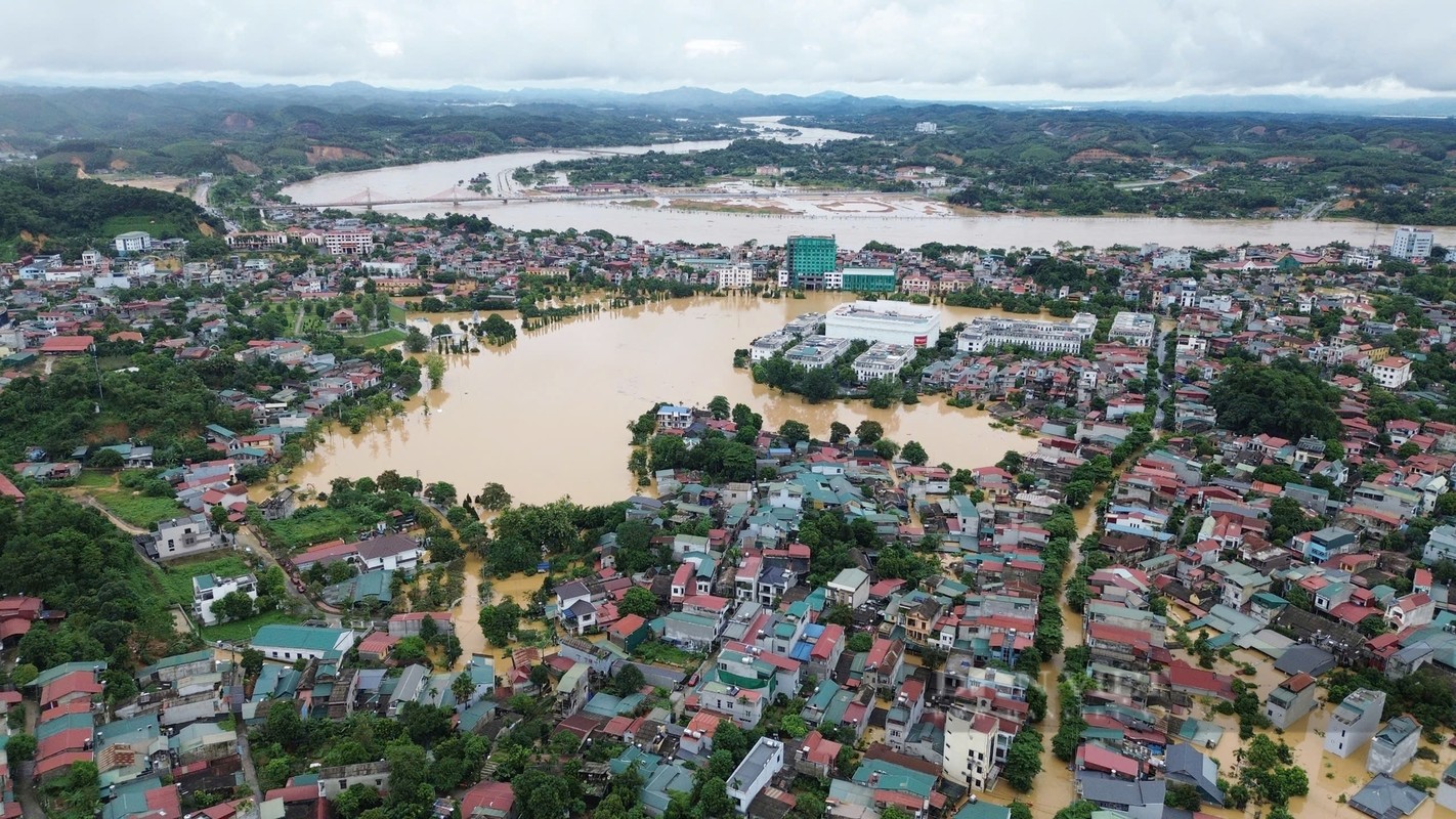 View - 	Cứu hộ nhiều em nhỏ ra khỏi vùng nguy hiểm ở Yên Bái