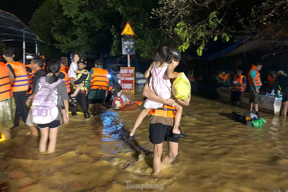 Xuyen dem cuu ho nguoi dan o vung lu lut Thai Nguyen-Hinh-16