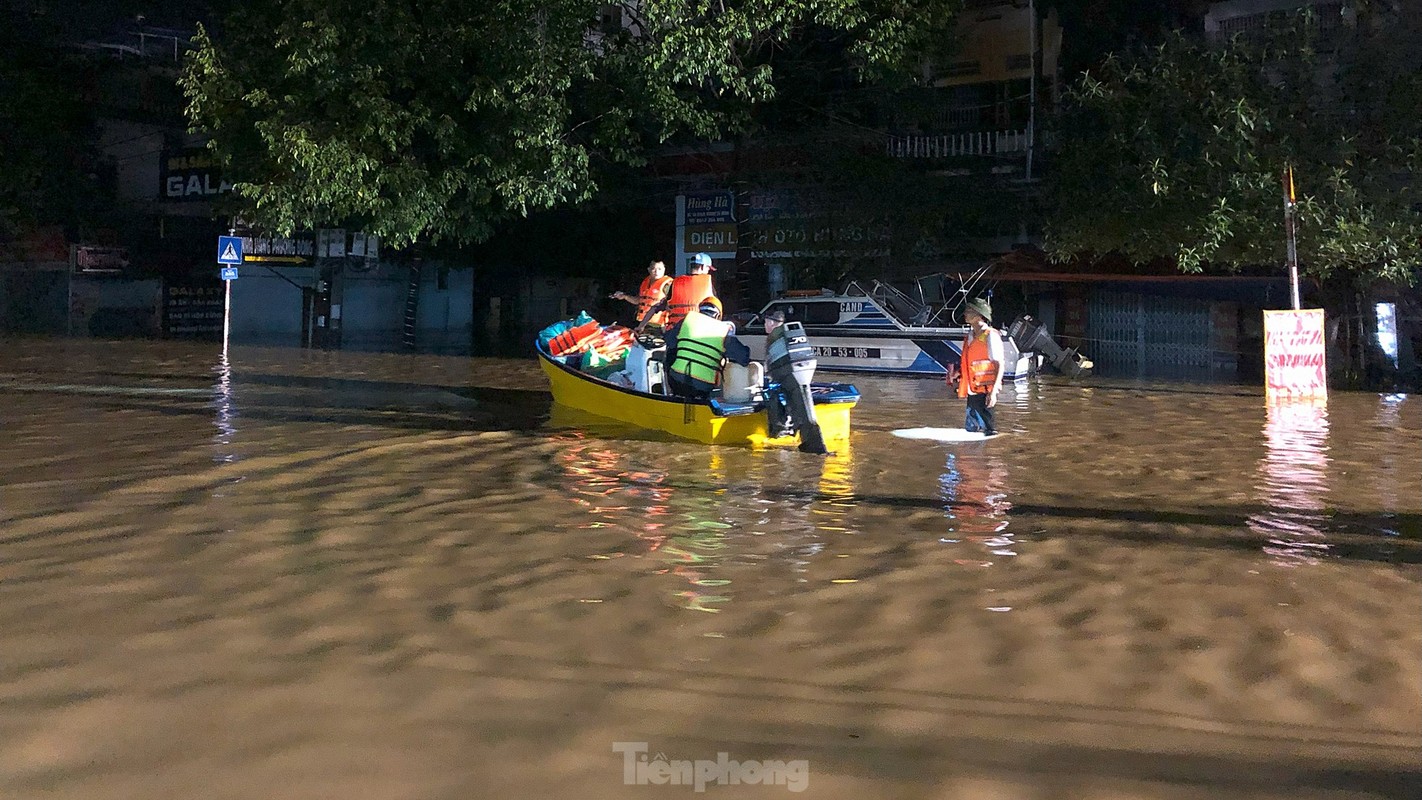 View - 	Xuyên đêm cứu hộ người dân ở vùng lũ lụt Thái Nguyên