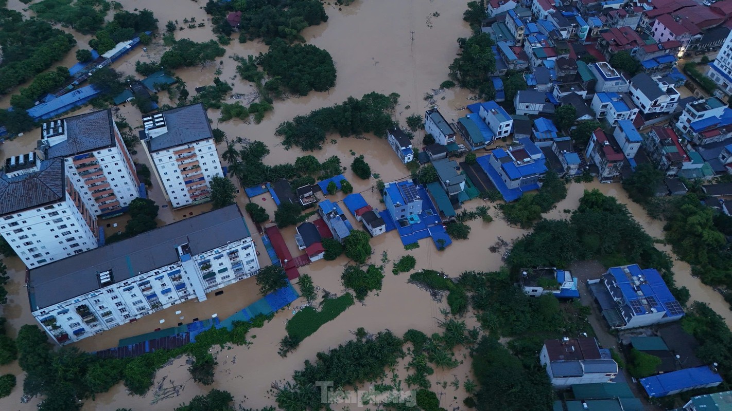 View - 	Xuyên đêm cứu hộ người dân ở vùng lũ lụt Thái Nguyên