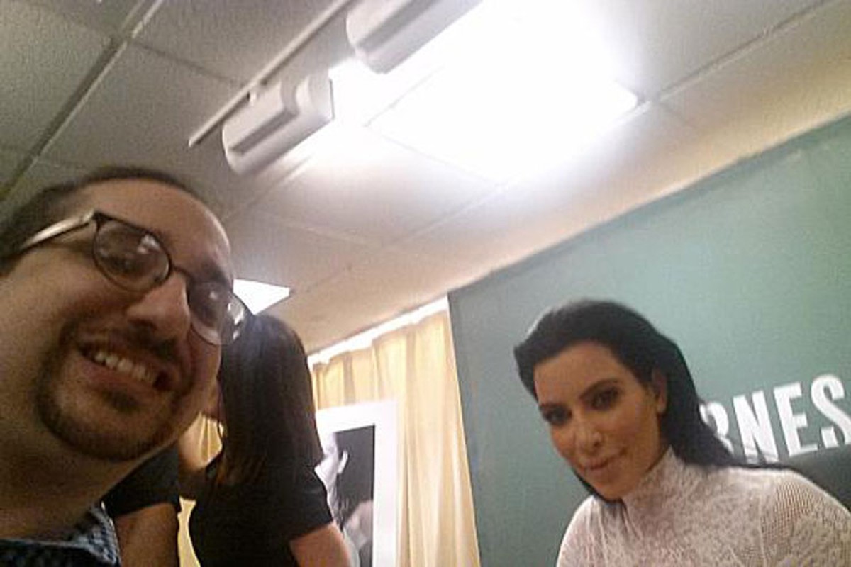 Fan cho dai co de xin chu ky Kim Kardashian-Hinh-8