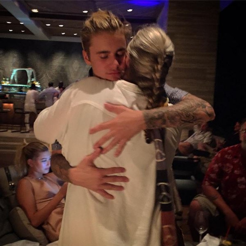 Justin Bieber tung anh hon chan dai Hailey Baldwin dam duoi-Hinh-3