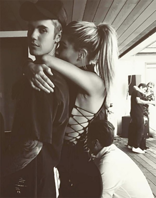 Justin Bieber tung anh hon chan dai Hailey Baldwin dam duoi-Hinh-4