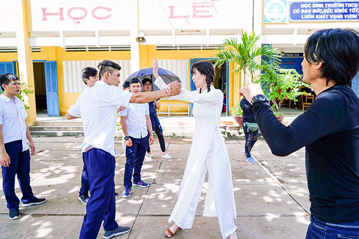 Ngoc Trinh dien ao dai dong phuc “dai nao” truong hoc-Hinh-2