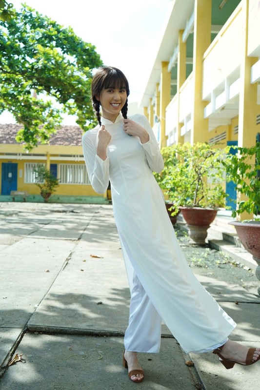 Ngoc Trinh dien ao dai dong phuc “dai nao” truong hoc-Hinh-4