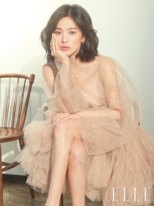 Giua tin don “luc duc” chong ngoai tinh, Song Hye Kyo xuat hien nhu “nu than“-Hinh-7