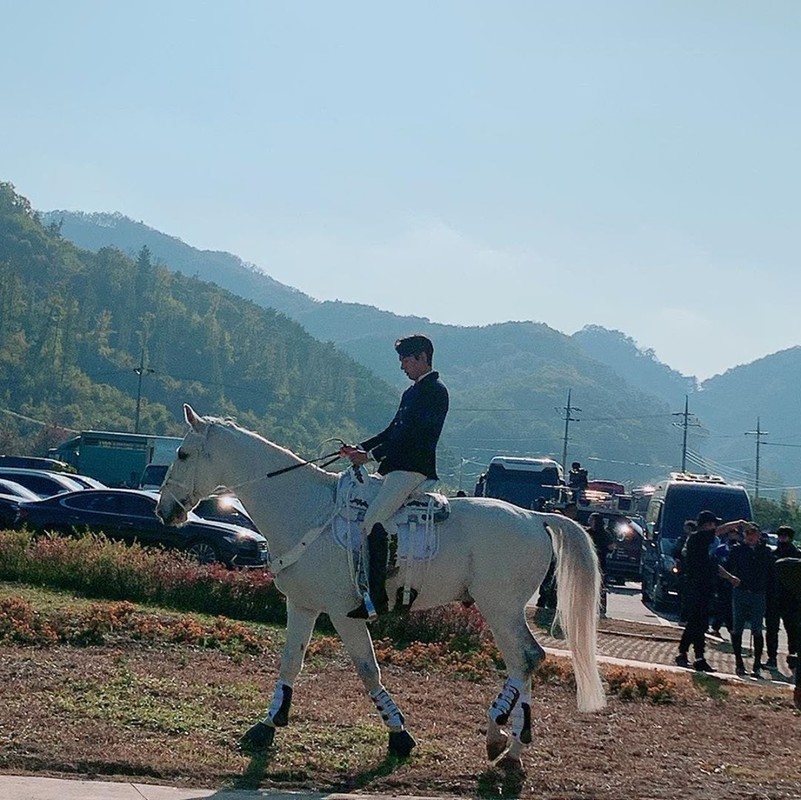 Hau xuat ngu, Lee Min Ho hoa “bach ma hoang tu” tren phim truong-Hinh-6