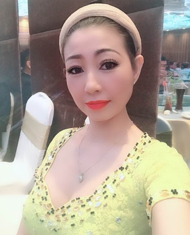 Doi lan dan cua nu ca si song chet muon lam vo Hoai Linh-Hinh-10