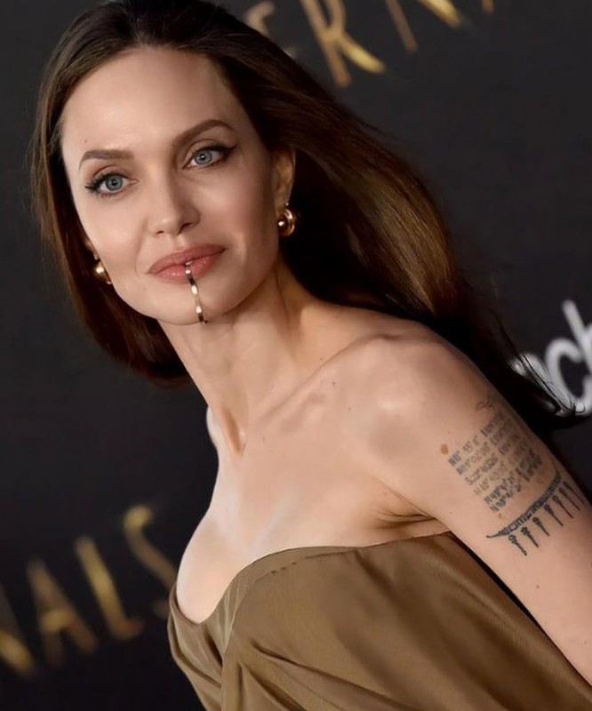 Angelina Jolie tu tin khoe nguc no, eo thon o tuoi 46-Hinh-6