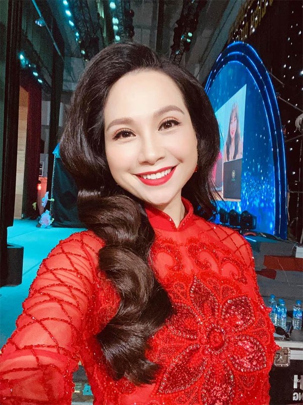 Chan dung nu MC VTV che chung ket Miss World Vietnam “qua le the“-Hinh-10