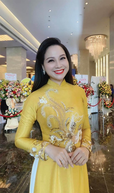 Chan dung nu MC VTV che chung ket Miss World Vietnam “qua le the“