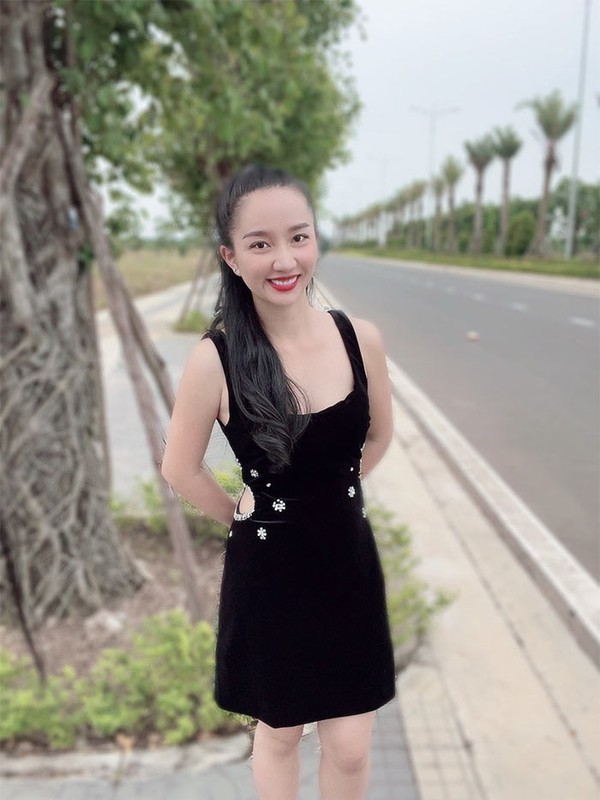 Vo Le Duong Bao Lam mac dep, dang xinh thoi son roi-Hinh-6