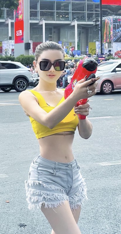 Lam Khanh Chi khoe vong eo sieu thuc tai le hoi te nuoc Songkran-Hinh-4