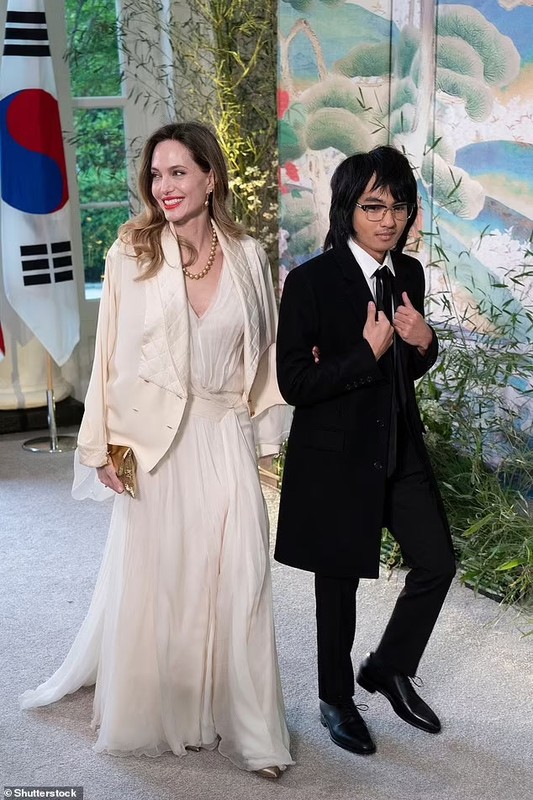 Angelina Jolie rang ngoi cung con trai ca di an toi tai Nha Trang-Hinh-2
