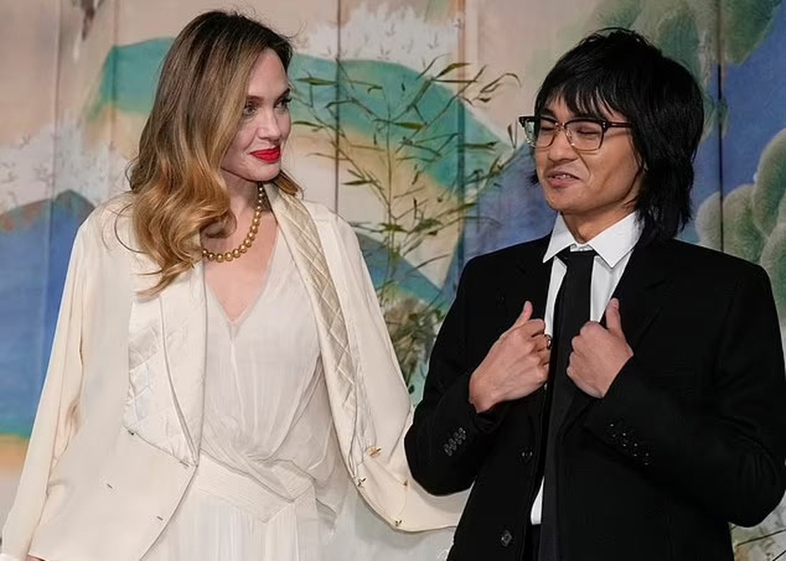 Angelina Jolie rang ngoi cung con trai ca di an toi tai Nha Trang-Hinh-4
