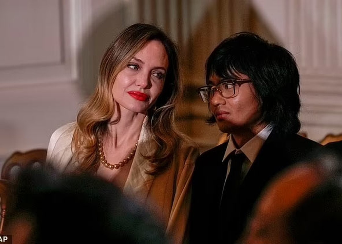 Angelina Jolie rang ngoi cung con trai ca di an toi tai Nha Trang-Hinh-5