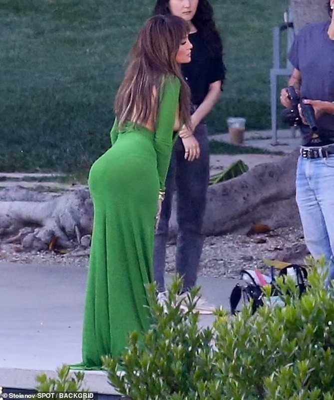 Jennifer Lopez vo tinh lo nguc trong buoi chup hinh-Hinh-2