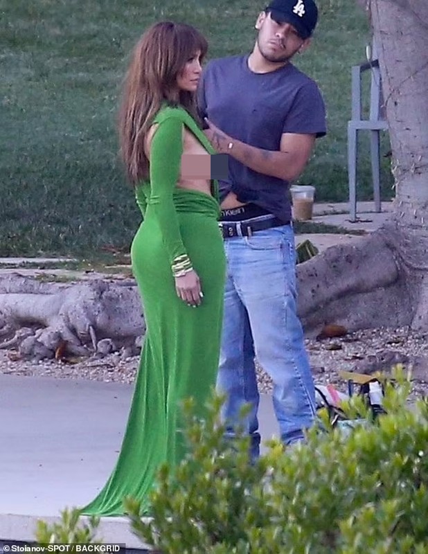 Jennifer Lopez vo tinh lo nguc trong buoi chup hinh-Hinh-3