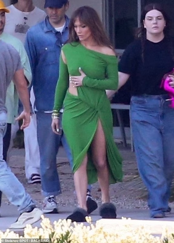 Jennifer Lopez vo tinh lo nguc trong buoi chup hinh