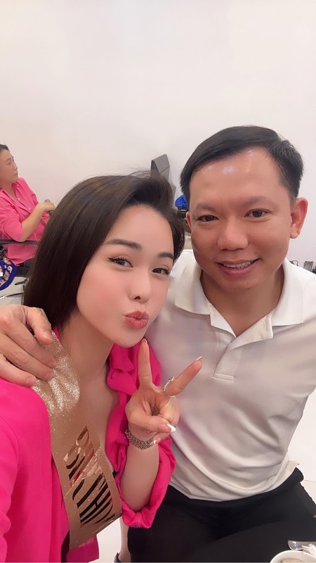 Nhat Kim Anh sinh nhat hoanh trang, duoc tang ca bo hoa vang mieng-Hinh-10