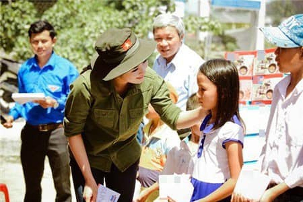 Sau 13 nam dang quang, Hoa hau Ngoc Han cam on “vong kim co