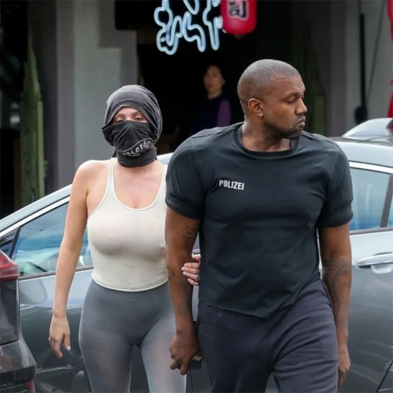 Vo Kanye West lai bi chi trich vi trang phuc mau nude lo lieu-Hinh-10