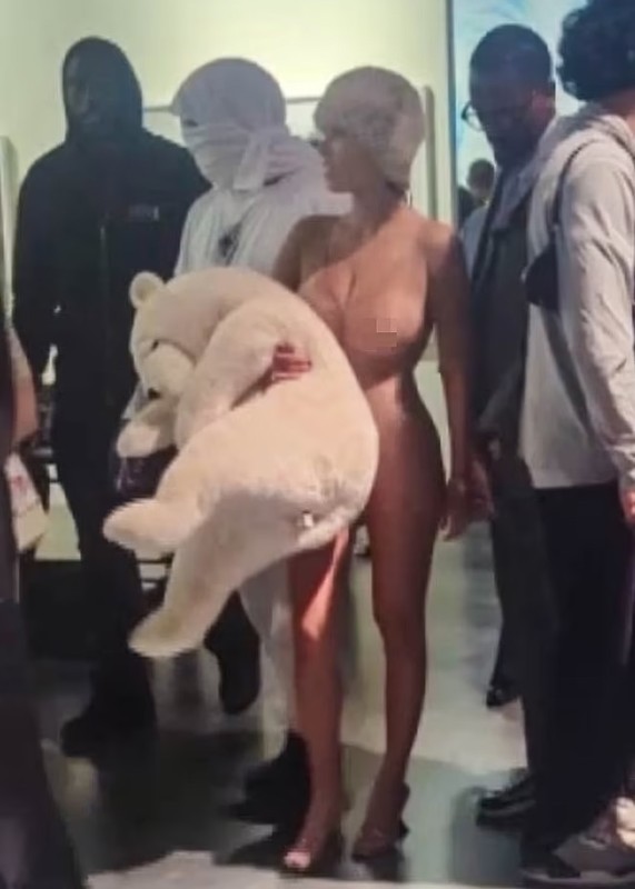 Vo Kanye West lai bi chi trich vi trang phuc mau nude lo lieu