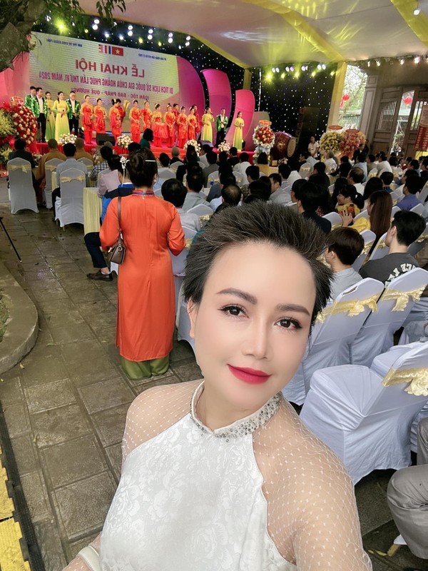 Bat ngo dien mao moi cua Dao Hoang Yen sau khi xuong toc-Hinh-11